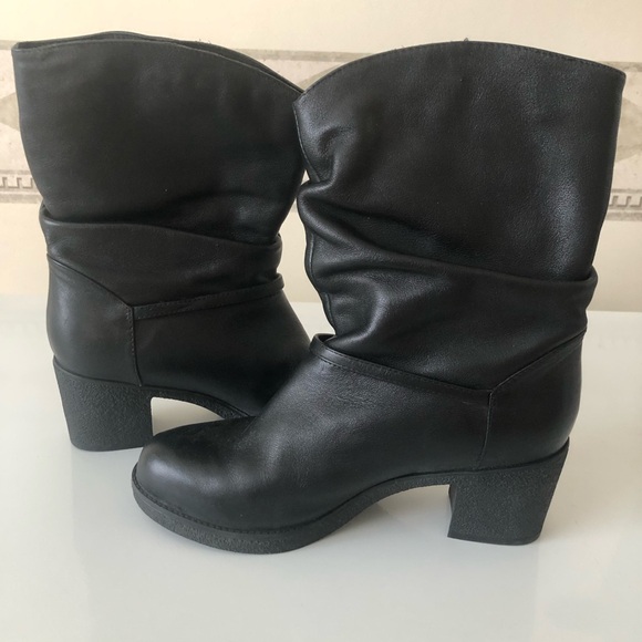 Slip on black leather boot - Picture 2 of 9